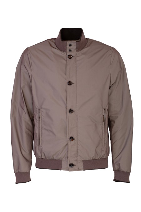 Shop MOORER  Giaccone: MooRER bomber "Mezzano" realizzato in tessuto shap memory. 
Gabardina taffetas cangiante con doppia tintura. 
Abbottonatura davanti con zip e bottoni in corno. 
Collo con bottoni a pressione.
Cintura sul fondo con abbottonatura davanti.
Dettagli in maglia con riga in contrasto.
Tasche con zip laterali. 
Comode doppie tasche interne.
Idrorepellente.
Composizione: 100% poliestere.
Fabbricato in Italia.. MEZZANO KM-SIGARO U0216